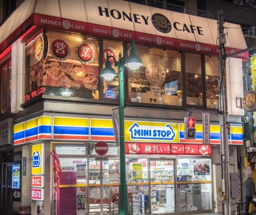 コンビニ　ミニストップ 新大久保駅東口店（コンビニ）まで579m