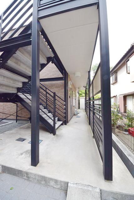 エントランス　★閑静な住宅街で南西向きです★