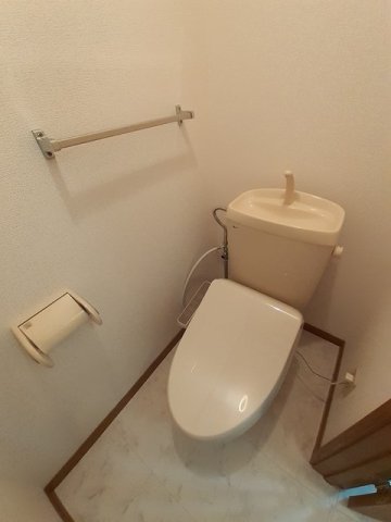 トイレ　落ち着いた色調のトイレです