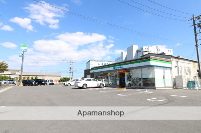 コンビニ　ファミリーマート桑野店（コンビニ）まで240m