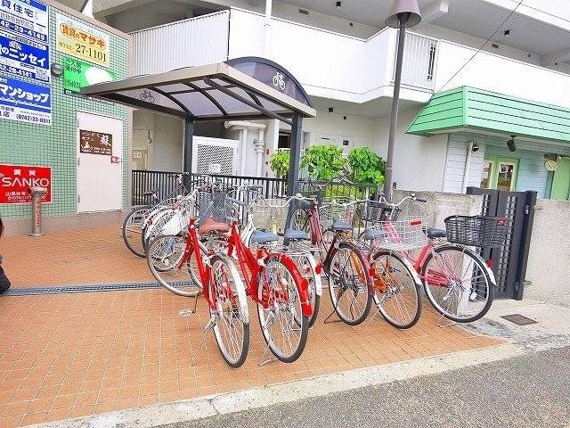 その他共有部分　ゆったりとした駐輪場です。