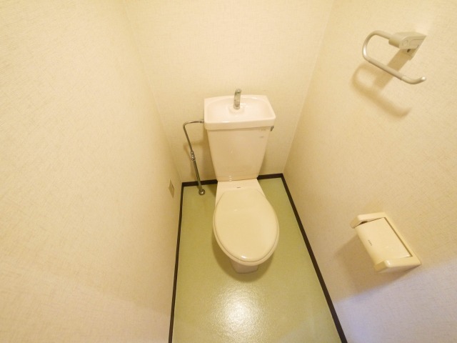 トイレ　落ち着いた色調のトイレです