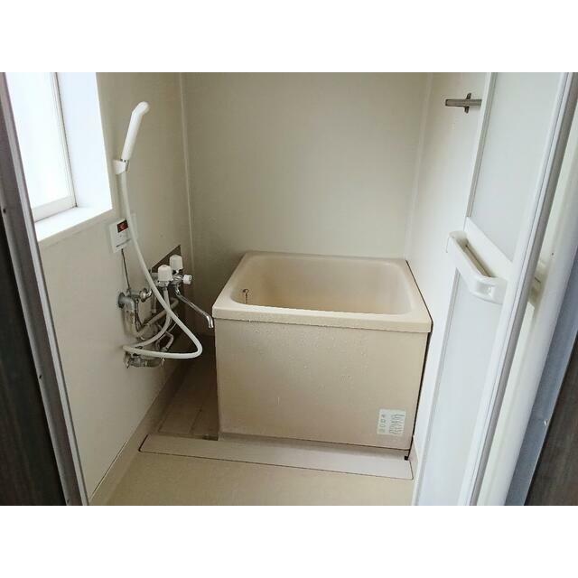 バス・シャワールーム　給湯器（リモンコン付）交換済