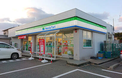 コンビニ　ファミリーマート金沢みなと店（コンビニ）まで108m