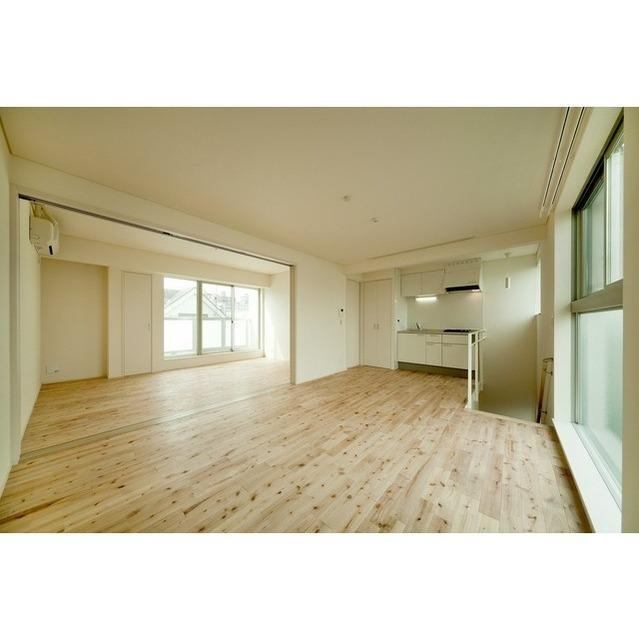 居室・リビング　８．５帖のフローリングのお部屋です☆