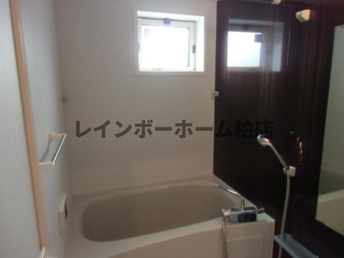 バス・シャワールーム　落ち着いた空間のお風呂です
