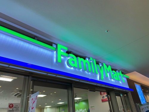 コンビニ　ファミリーマート アワーズイン阪急ツイン館店（コンビニ）まで126m