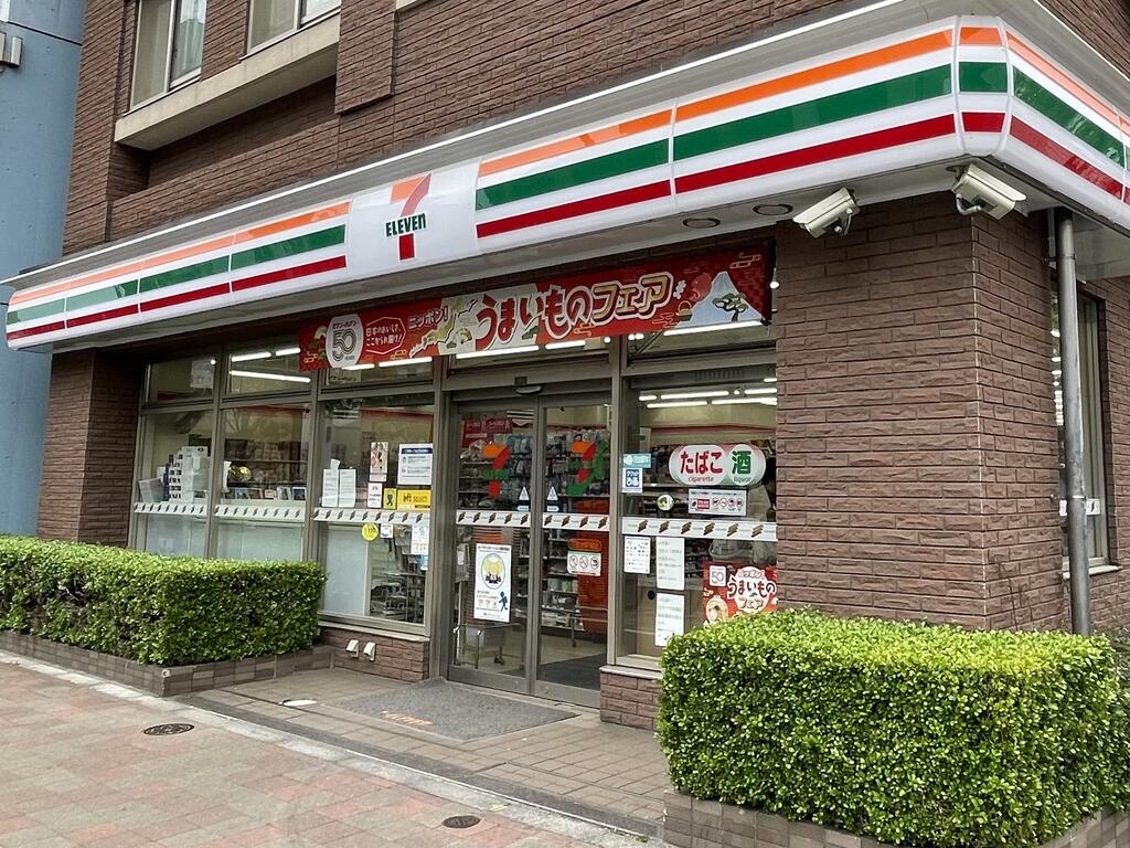 コンビニ　セブンイレブン白金台駅前店（コンビニ）まで305m