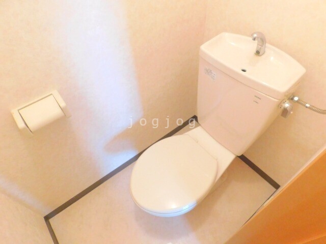 トイレ　水廻りは清掃済みで綺麗な状態です。