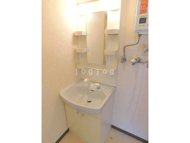 洗面設備　便利なシャンプードレッサーを完備したお部屋です。