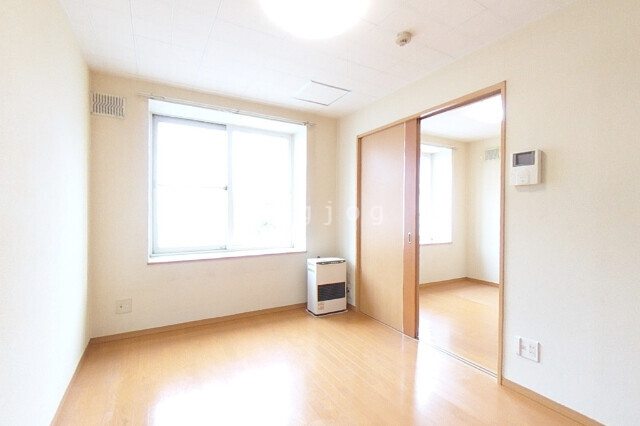 居室・リビング　キッチンが独立しており家具の配置がしやすい間取りです。