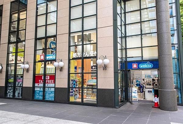 ドラックストア　ウエルシア西新宿三井ビル店（ドラッグストア）まで310m