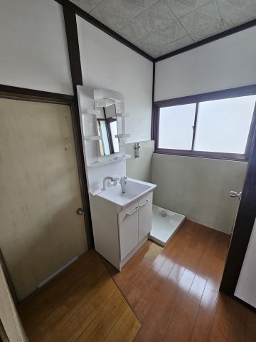洗面設備　明るい洗面所です