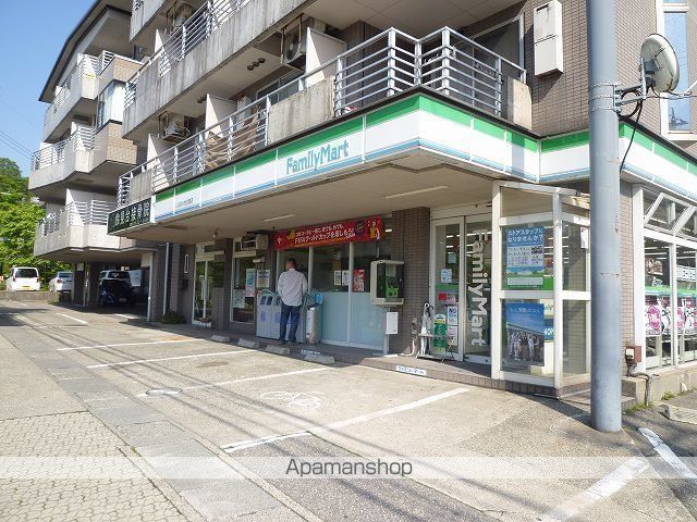コンビニ　ファミリーマート（コンビニ）まで65m
