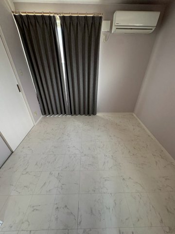 その他部屋・スペース　開放的な寝室です