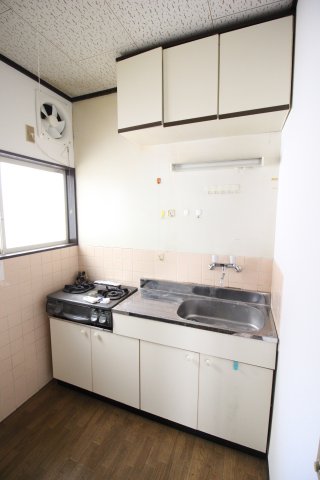 キッチン　２口コンロ（残置）が設置されております。 調理スペース、洗い