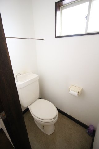 トイレ　バス・トイレ別です。窓があるので換気できます。※退去前につき