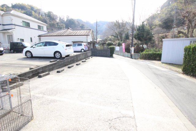 駐車場　駐車場１台分賃料込みになります。（場所・サイズ要確認） 物件