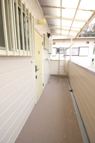 玄関　玄関前の廊下は屋根がございます。※退去前につき現況優先