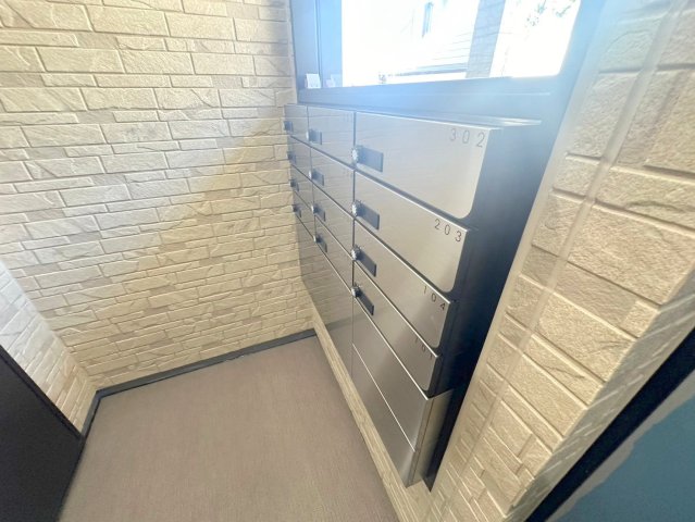 ロビー　ロビーにある各部屋毎のメールボックス。