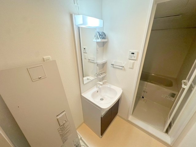 洗面設備　身支度が出来る独立洗面台です。