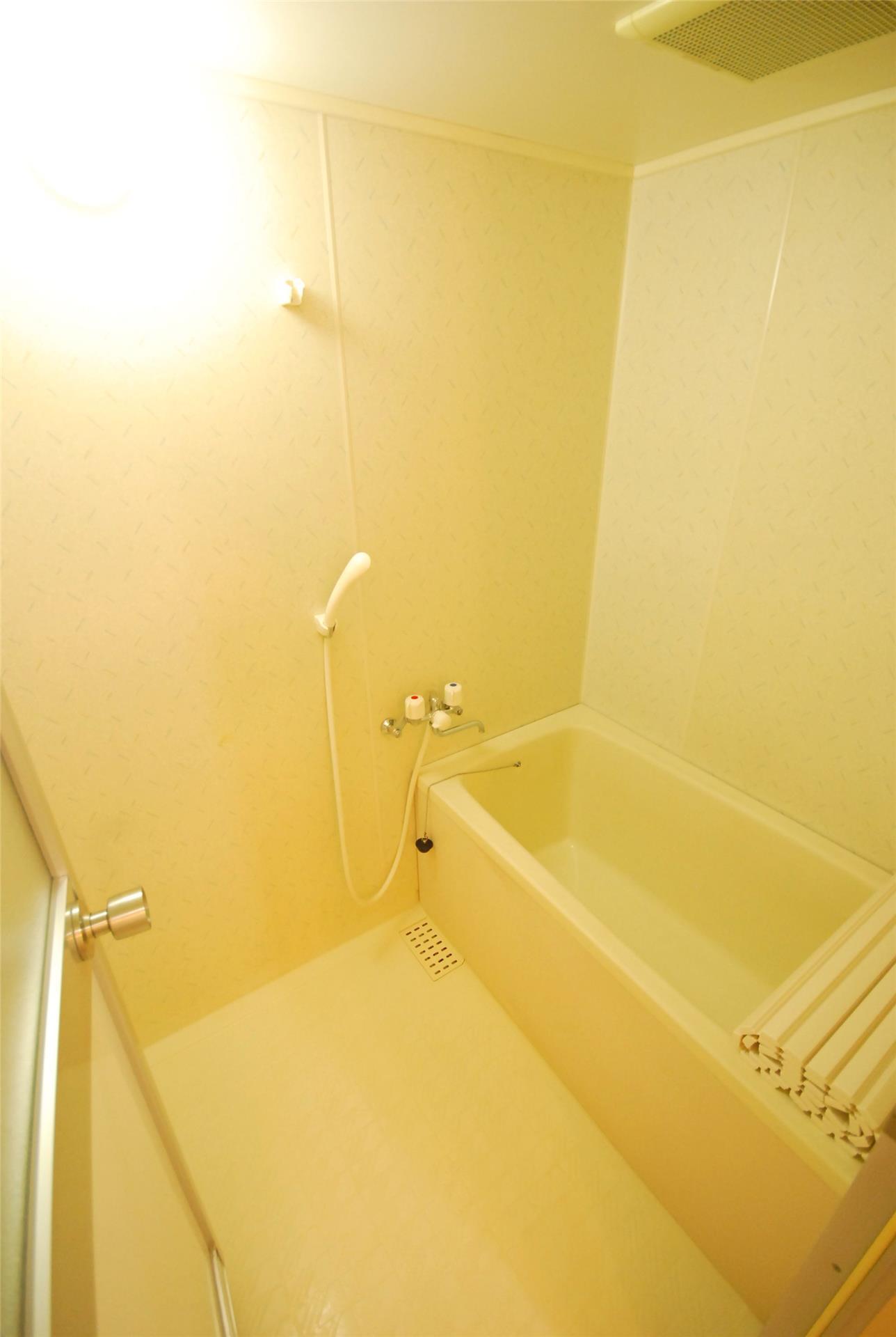 バス・シャワールーム　同タイプの別の部屋の写真となります