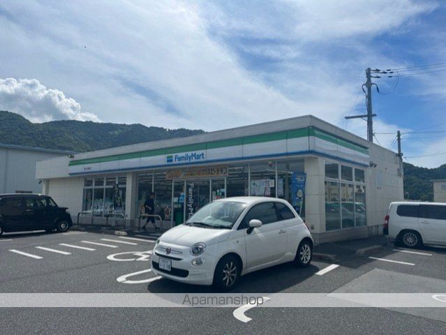 コンビニ　ファミリーマート東近江五個荘店（コンビニ）まで563m