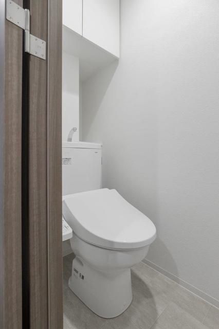 トイレ　落ち着いた色調のトイレです