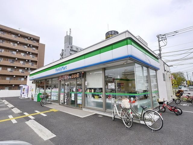 コンビニ　ファミリーマート所沢緑町二丁目店（コンビニ）まで215m
