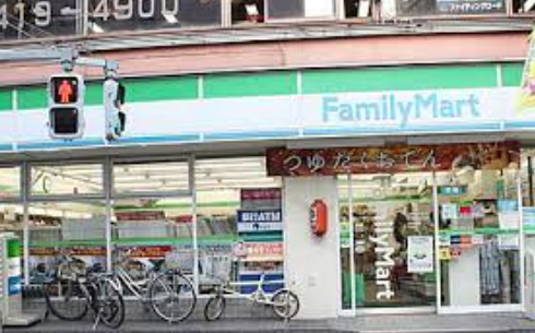 コンビニ　ファミリーマート 太子堂三丁目店（コンビニ）まで592m