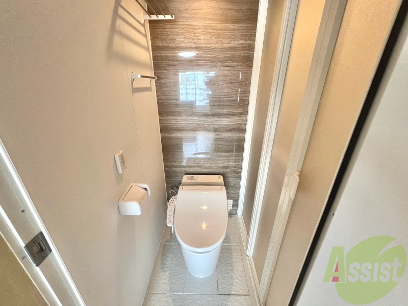 トイレ　トイレは嬉しい温水洗浄便座付で快適に過ごせそうです。