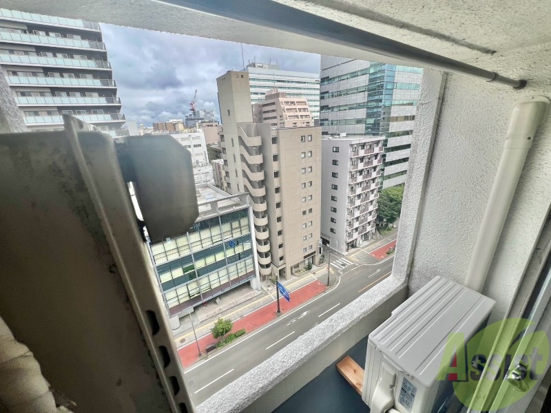 バルコニー　窓を開けると洗濯物を干せる仕様になっておりました。
