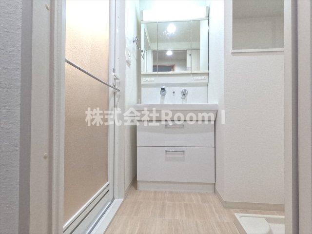 洗面設備　明るい洗面所です