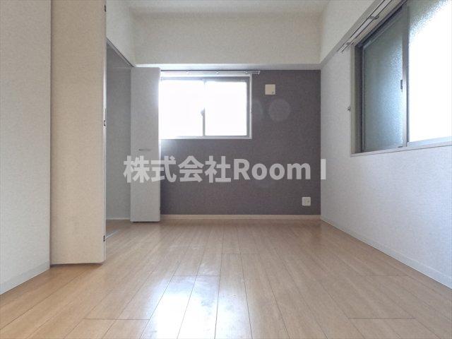 その他部屋・スペース　落ち着いた色調の寝室です