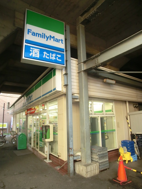 コンビニ　ファミリーマート八幡三丁目店（コンビニ）まで63m