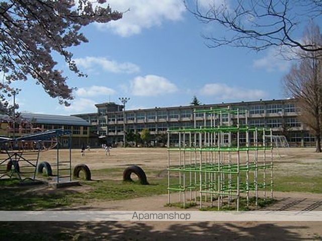 小学校　湖山小学校（小学校）まで615m