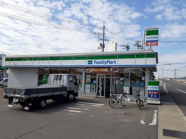 コンビニ　ファミリーマートさん（コンビニ）まで650m