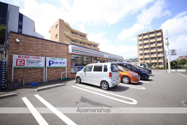 コンビニ　セブンイレブン（コンビニ）まで877m
