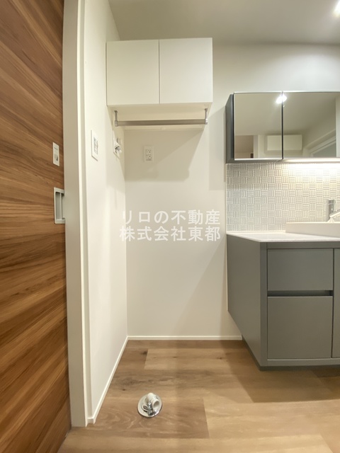 その他　洗濯機置場上部には収納棚が設置されているので便利ですね♪