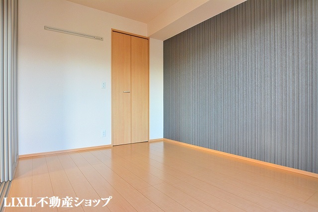 その他　南側６帖の洋室です。