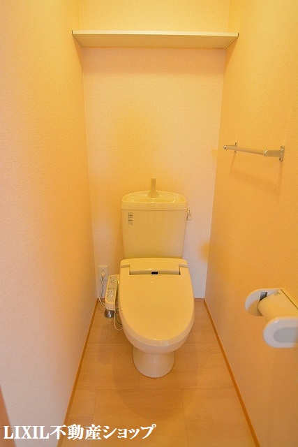 トイレ　上部に収納棚のある温水洗浄便座付のトイレです。