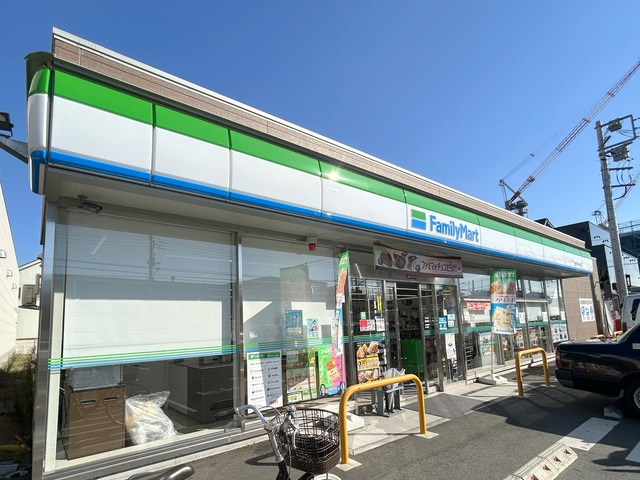 コンビニ　ファミリーマート西東京向台町店（コンビニ）まで678m