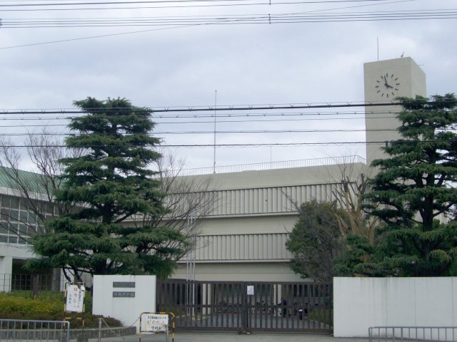高校・高専　高槻中学校・高槻高等学校（高校・高専）まで757m