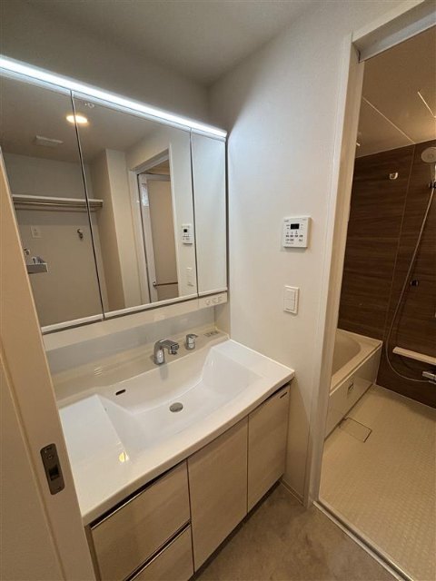 洗面設備　同建物別タイプのお部屋です。