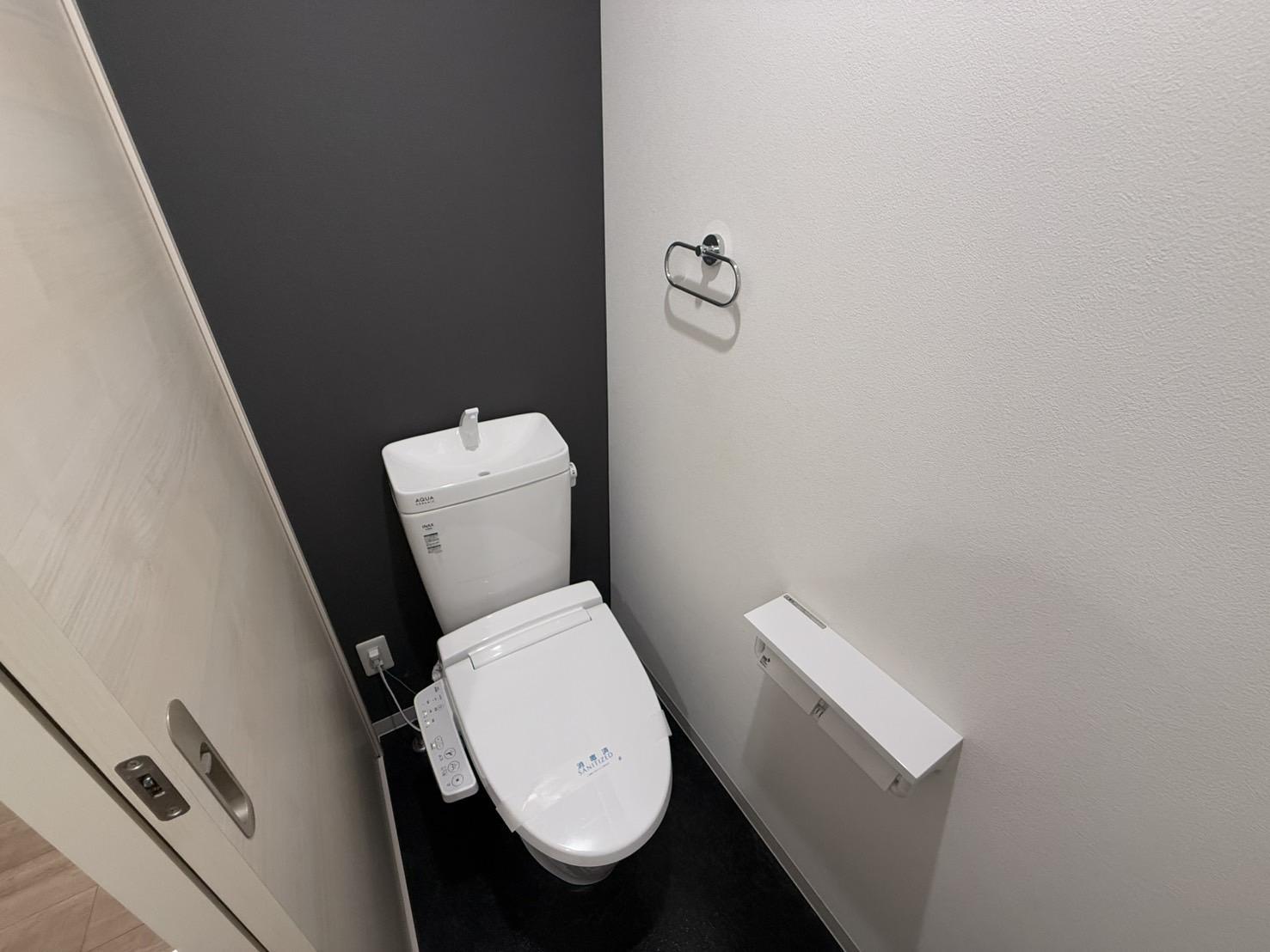 トイレ　小物などが置けるトイレットペーパーホルダー付きです