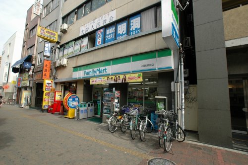 コンビニ　ファミリーマート　大国町駅前店（コンビニ）まで184m