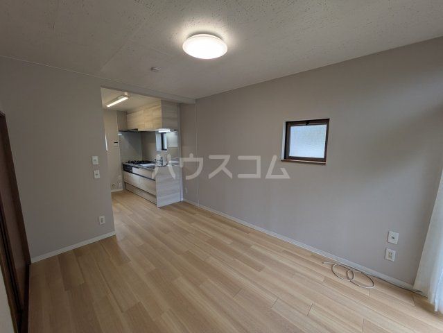 エクセル飯山満A棟の居間写真