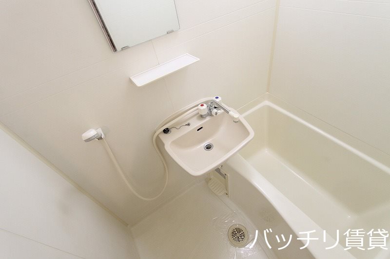 洗面設備　同型タイプの為、現状を優先致します。