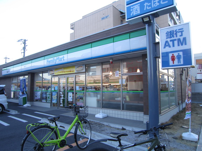 コンビニ　ファミリーマート（コンビニ）まで484m