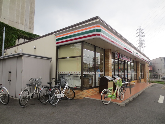 コンビニ　セブンイレブン（コンビニ）まで752m